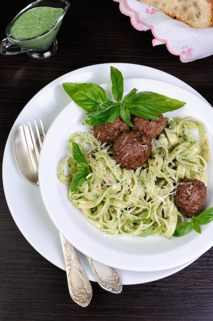 Albóndigas con salsa para pasta aguacate