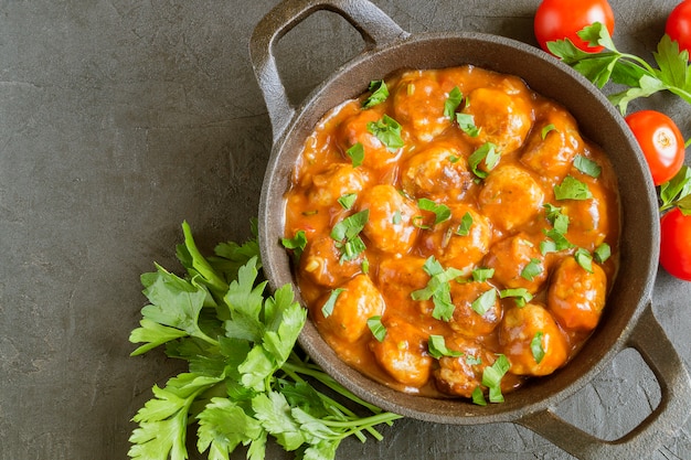 Albóndigas en salsa de tomate agridulce con especias.