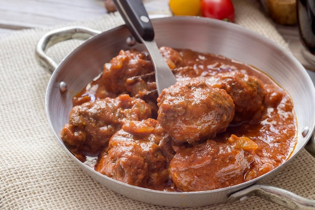 Albóndigas en salsa de tomate Cocina griega