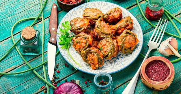 Albóndigas en salsa de tomate con espárragos en mesa de madera