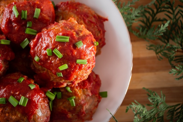 Albóndigas con salsa de tomate y hierbas. Albóndigas jugosas con cebolla en salsa de tomate: una fuente de proteínas para una dieta saludable