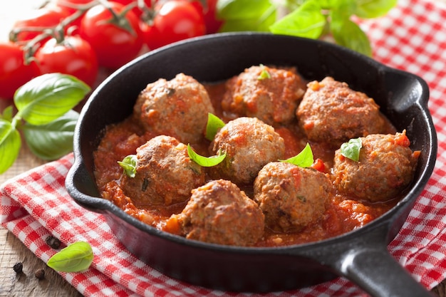 Albóndigas con salsa de tomate en pan negro.
