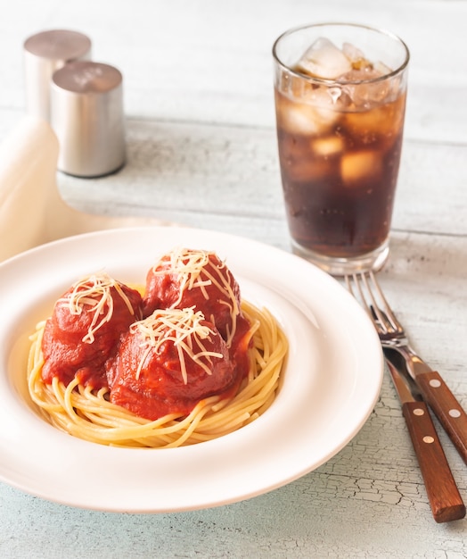 Albóndigas con salsa de tomate y pasta