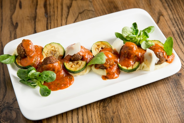 Albóndigas con salsa de tomate y pepinos