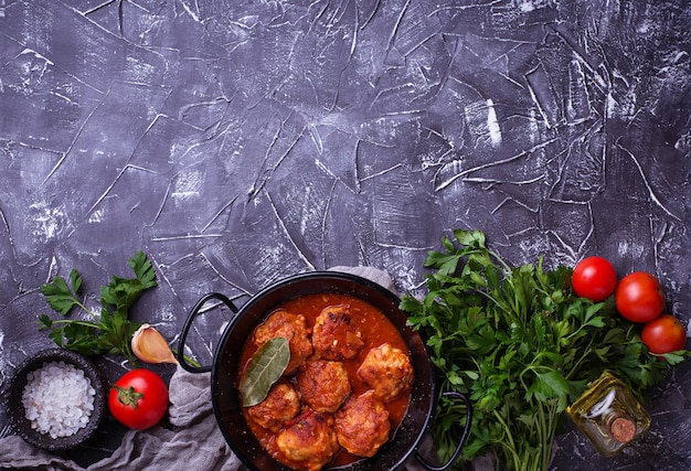 Albóndigas con salsa de tomate.