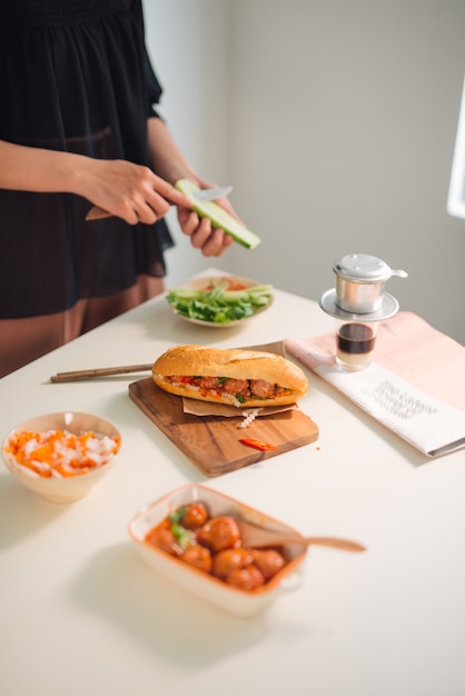 Albóndigas servidas con salsa de tomate como sándwich, desayuno vietnamita