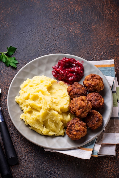 Albóndigas suecas con puré de patatas