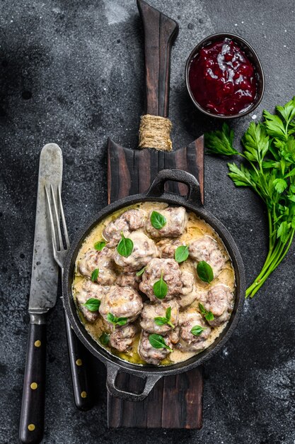 Albóndigas suecas con salsa de arándanos rojos en una sartén