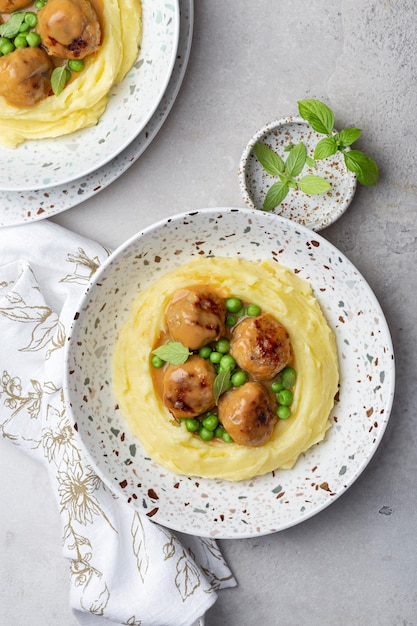 Albóndigas suecas con salsa cremosa y puré de patata