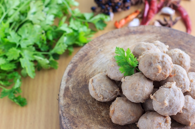 Albóndigas en tabla de cortar