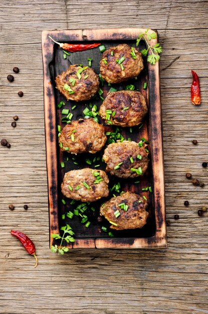 Albóndigas en tabla de cortar