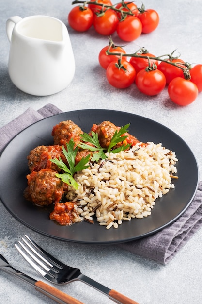 Albóndigas de ternera y arroz integral en un plato