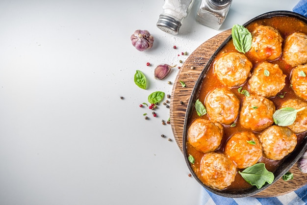 Albóndigas de ternera caseras en salsa marinara de tomate