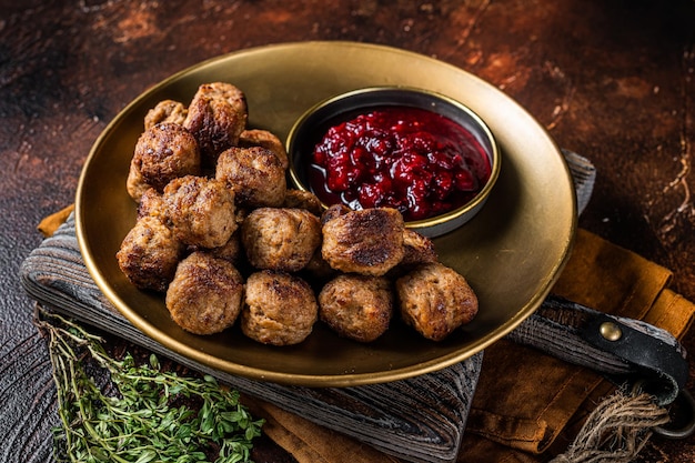 Albóndigas de ternera con mermelada de arándanos rojos Albóndigas suecas Fondo oscuro Vista superior