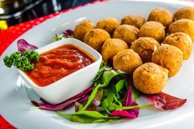 Albóndigas de ternera en el plato con salsa.