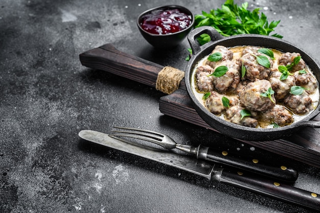 Albóndigas de ternera en salsa de crema en una sartén