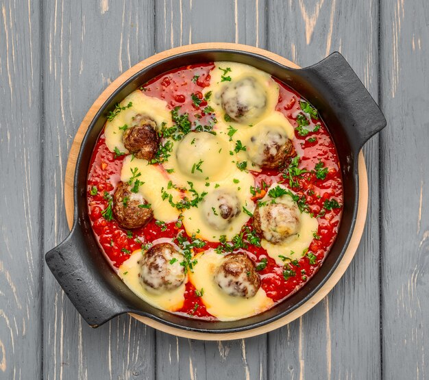 Albóndigas de ternera con salsa de tomate y queso parmesano en sartén