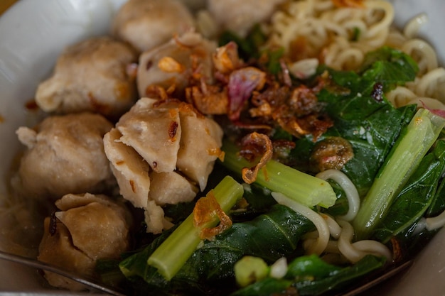 Albóndigas tradicionales bakso de Malang Indonesia con fideos y tofu