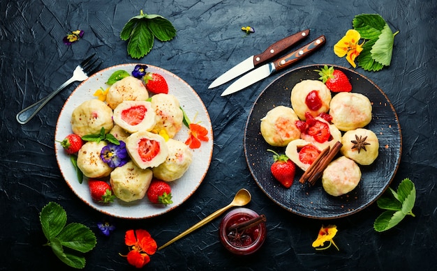 Albóndigas tradicionales con frutos rojos Albóndigas con fresas o knedlik Cocina checa y eslovaca