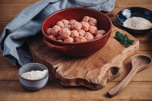 Albóndigas tradicionales italianas caseras crudas con parmesano y pan