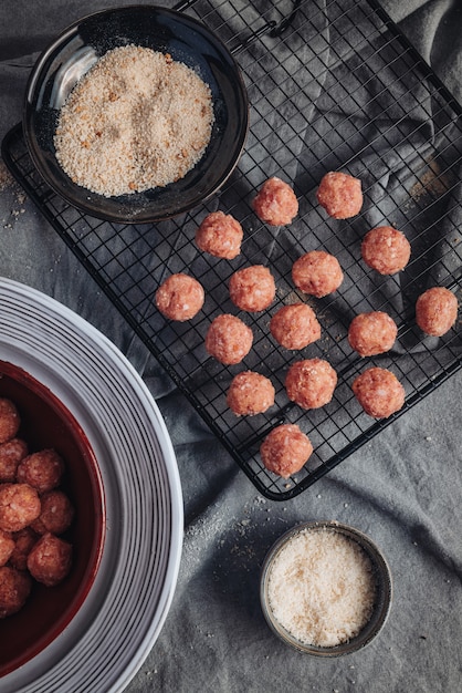 Albóndigas tradicionales italianas caseras crudas con parmesano y pan