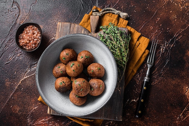 Albóndigas vegetarianas sin carne de carne a base de plantas con hierbas Fondo oscuro Vista superior