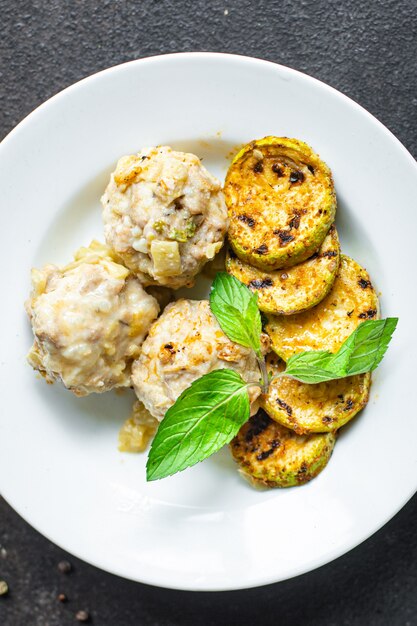 Albóndigas de verduras sin carne arroz de calabacín a la parrilla Placa de cocción sobre la mesa comida saludable merienda