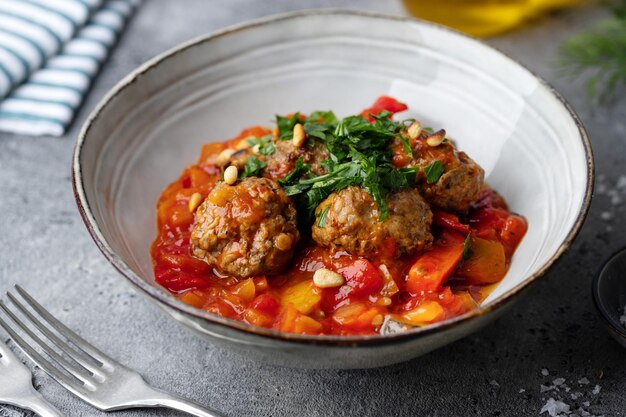 Albóndigas con verduras y salsa de tomate