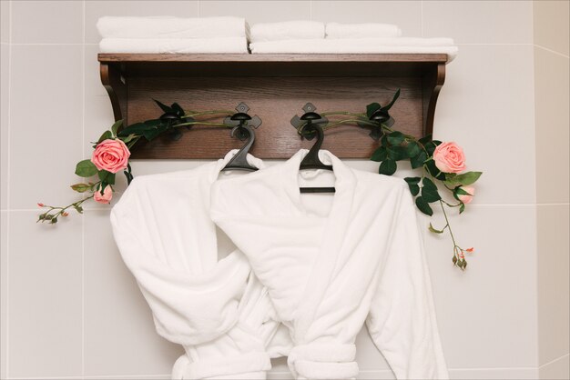 Albornoces con flores en un baño moderno