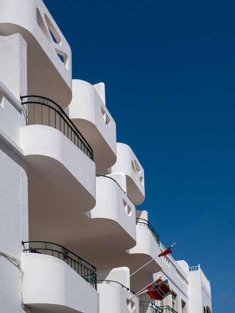 ALBUFEIRA, ALGARVE SUR / PORTUGAL - 10 DE MARZO: Vista de un edificio de apartamentos blanco en Albufeira en Portugal el 10 de marzo de 2018