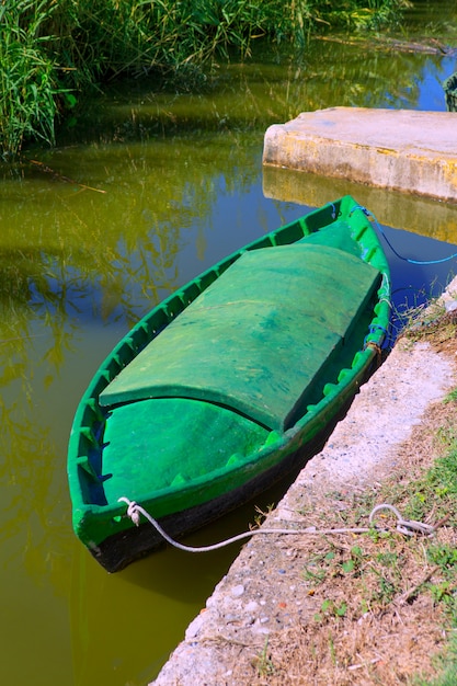 Albufera canal de barcos em el palmar de valência