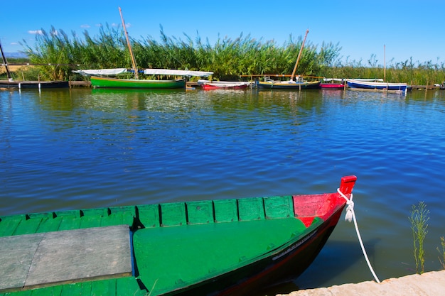 Albufera canal de barcos em el palmar de valência