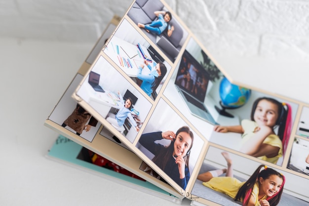 el álbum de fotos está decorado con un hermoso fotolibro. Presentado sobre un fondo blanco.