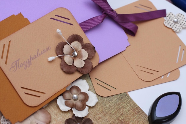 Álbum de recortes. Tarjeta y herramientas con decoración.