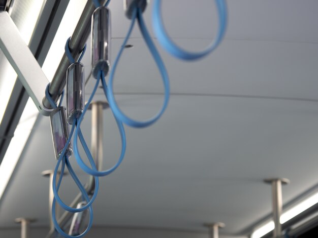 Foto alça de loop azul dentro do metrô metrô para a segurança do passageiro em pé