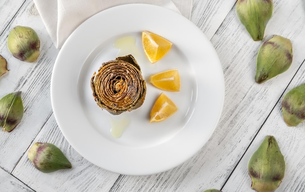 Alcachofa al horno con limón en el plato