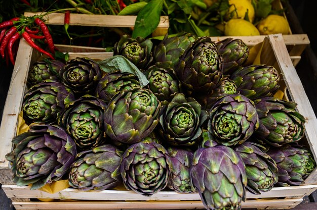 Alcachofa biológica, natural cultivada, en un mostrador del mercado. Verduras del mercado de agricultores. Productos ecologicos.