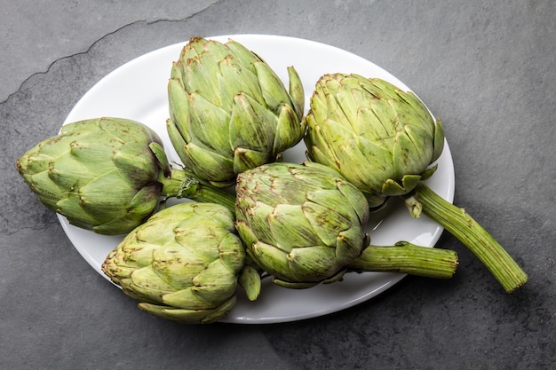 Alcachofa fresca en un plato blanco