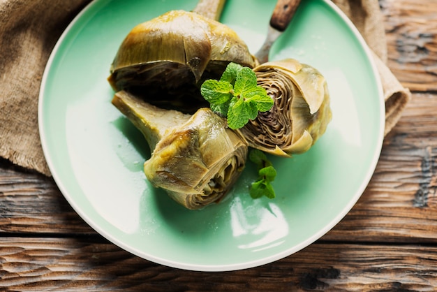 Alcachofa italiana tradicional alla romana