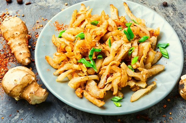 Alcachofa de Jerusalén frita en plato