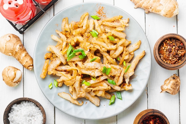 Alcachofa de Jerusalén frita en plato