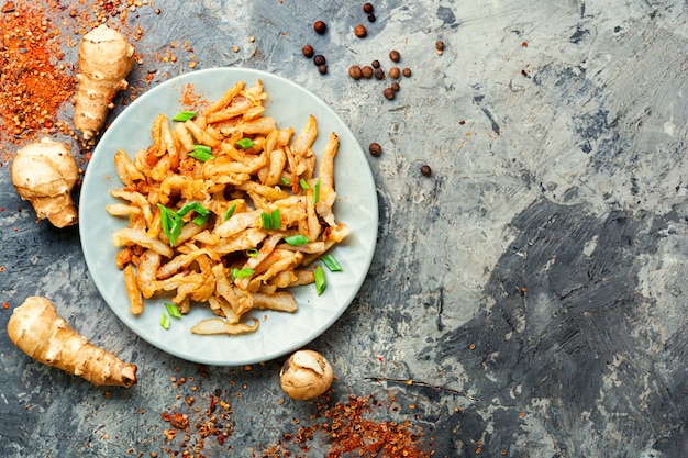 Alcachofa de Jerusalén frita en plato