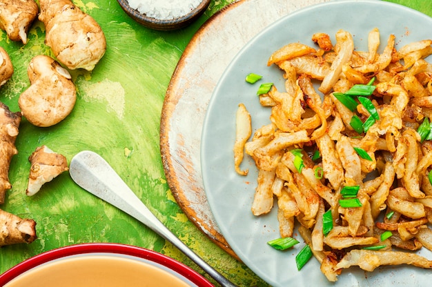 Alcachofa de Jerusalén frita en plato