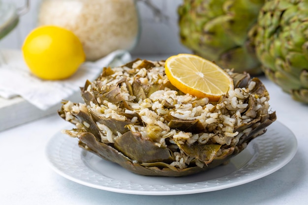 Alcachofa rellena deliciosa fresca mejor comida turca Nombre turco Zeytinyagli Enginar Dolmasi