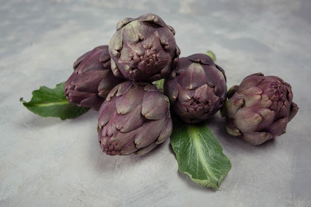 Alcachofas aislado sobre un fondo gris. Vista superior. Copie el espacio. Verduras BIO.