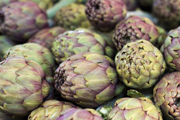 Alcachofas en un mercado local de cerca