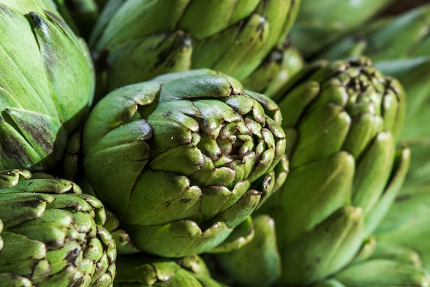 Alcachofas orgánicas frescas antes de cocinar en un restaurante Cynara scolymus familia Asteraceae