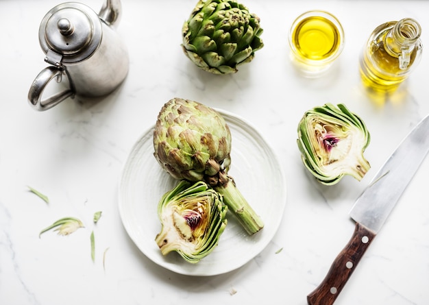 Alcachofas picadas en un plato sobre una mesa