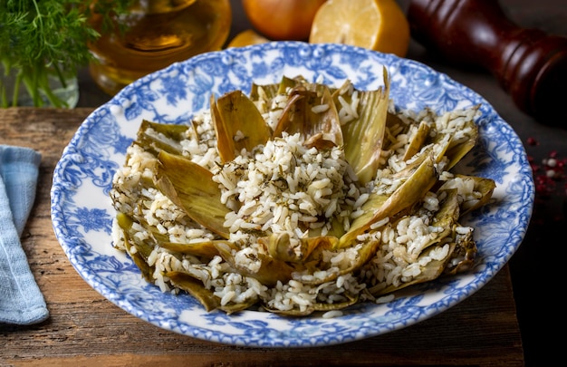 Alcachofas rellenas frescas y deliciosas, la mejor comida turca. nombre turco; Zeytinyagli Enginar Dolmasi