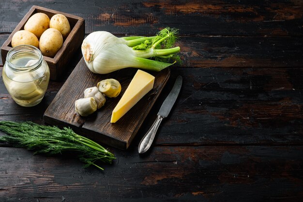 Alcachofra com ingredientes de erva-doce, batata e parmesão, em mesa de madeira velha com espaço para texto